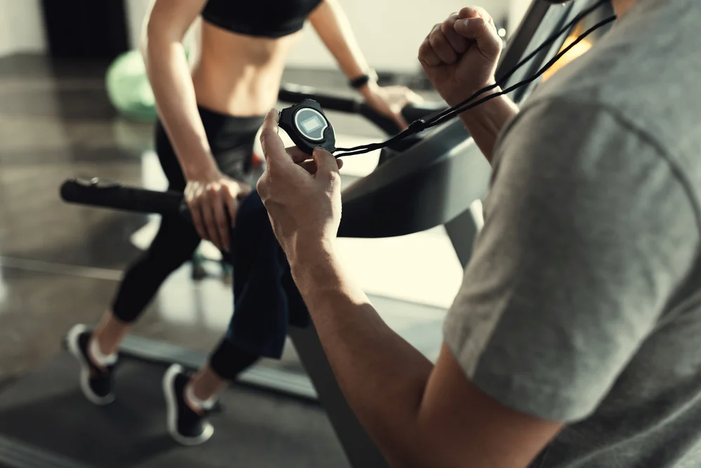 Entrenamiento chica en gimnasio con coach