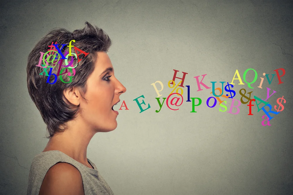 Mujer hablando. Pensamientos y comunicación
