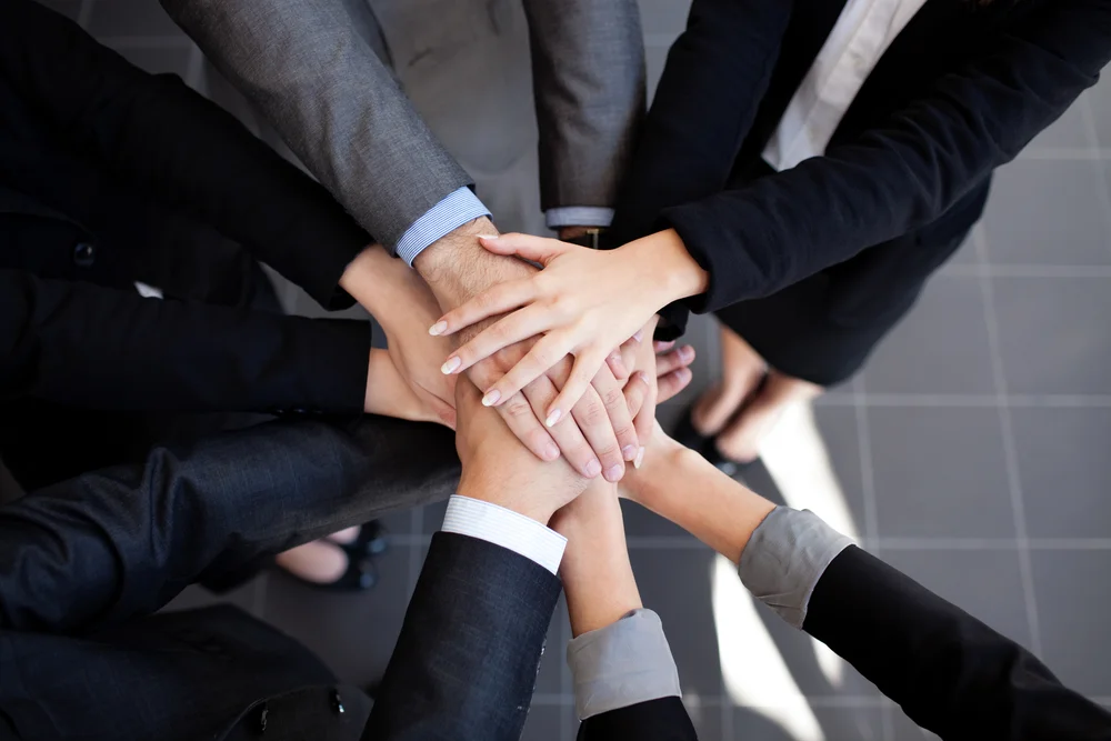 Equipo de trabajo uniendo sus manos