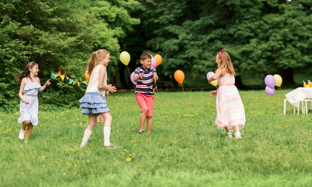 Niños jugando alos globos campamento de verano