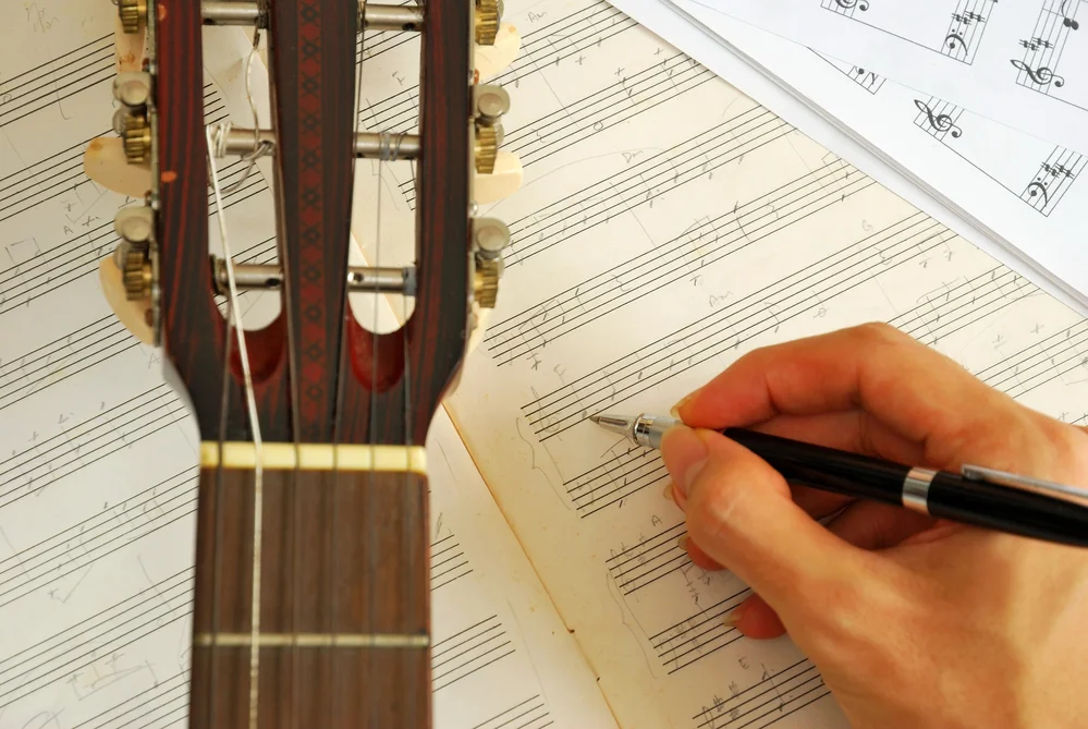 Componiendo pieza musical guitarra. Inteligencia musical